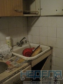 Bătrânul moare de foame în apartamentul lui!