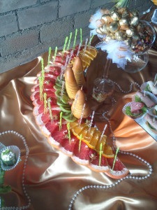 Супер нарізки на стіл з ковбаси, риби, овочів і фруктів фото