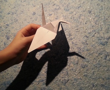 Scheme de dinozaur origami și macara, oameni