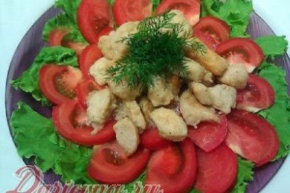Теплий салат з куркою і помідорами