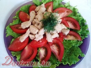 Salată caldă cu pui și roșii
