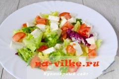 Meleg saláta csirkével - egyszerű receptek