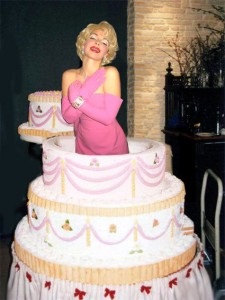 Cake színlelt bérleti díj (lehetséges olyan színész belül) (photoshoot ragadozókkal Moszkva) Cake színlelt bérleti díj (lehetséges olyan színész belül)