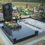 Plasarea plăcilor de granit în cimitir