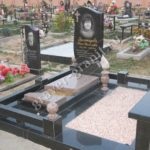 Укладання гранітної плитки на кладовищі