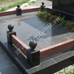 Plasarea plăcilor de granit în cimitir