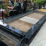 Plasarea plăcilor de granit în cimitir