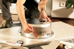 Telepítés Bevésőzárak mosogató a konyhában kezével (videó)