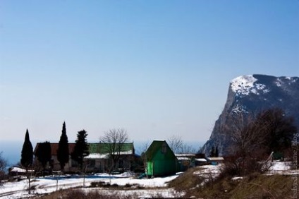 În munți în timpul iernii, zăpada (zăpada) În munți în timpul iernii, zăpadă