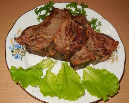 Carne de vită delicioasă și suculentă sau tibon de friptură de porc - gătit cu o prăjire completă a cărnii -