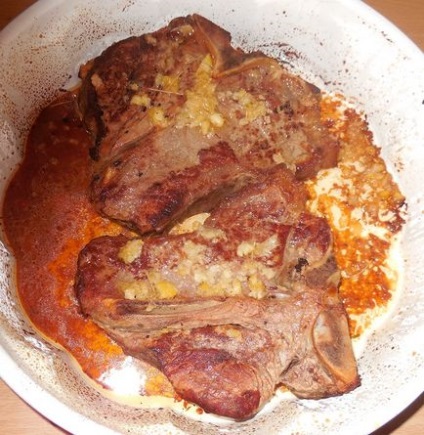 Carne de vită delicioasă și suculentă sau tibon de friptură de porc - gătit cu o prăjire completă a cărnii -