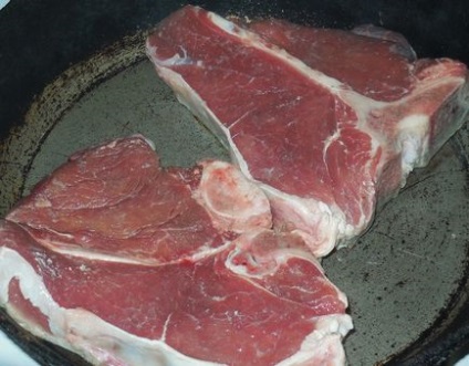 Смачний і соковитий стейк з яловичини або свинини ти бон - приготування з повною прожарювання м'яса -