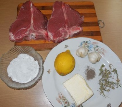 Carne de vită delicioasă și suculentă sau tibon de friptură de porc - gătit cu o prăjire completă a cărnii -