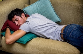 Dăunător sau util să dormi pe stomac - ceea ce înseamnă o astfel de postură