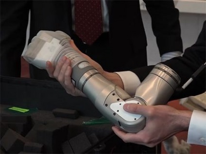În Statele Unite, o armată distrusă în loc de proteze obișnuite va instala mâinile bionice - cupru