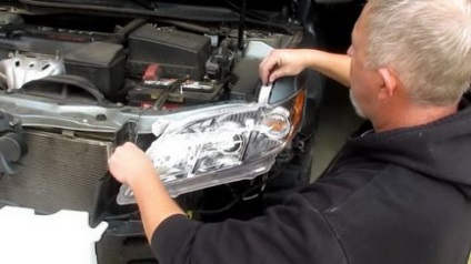 Înlocuirea becului cu lumină de semnalizare pentru specificațiile și marcajele Toyota Camry v40, v50, v30