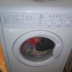 Înlocuirea mânerului trapei pe mașina de spălat indesit ws 84tx, repararea privată a mașinilor de spălat acasă în