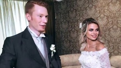 Háttérbe szorította a menyasszony „Alla Pugacsova jött unokája esküvő fehér ruhában