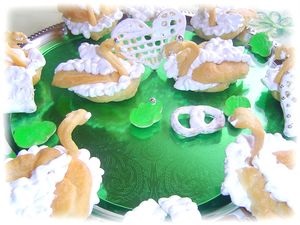 Oferă prăjituri pe un lac de lebede