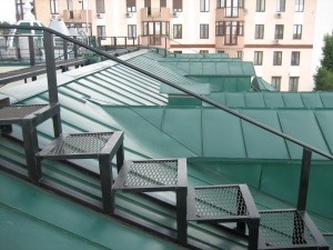Casă rezidențială și caracteristici ale acoperișului dur și reguli de instalare