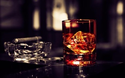 10 Cadouri pentru iubitorii de whisky, nuci roșii