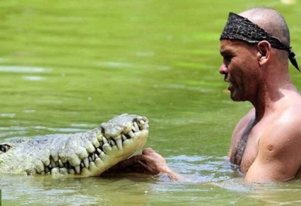 Alligator esőköpenyek mutatják Chito