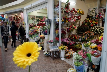 Buchet anticrisis de lalele de seră din presa sabotă trandafiri kenyeni