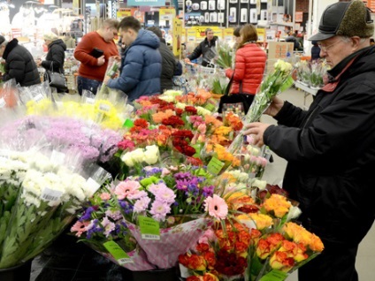 Buchet anticrisis de lalele de seră din presa sabotă trandafiri kenyeni