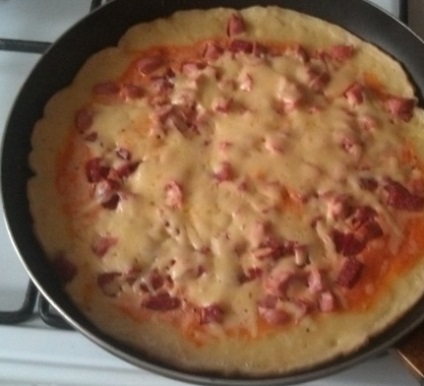 A palacsinta egy serpenyőben pizza - pizza recept