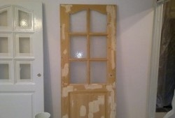 A tisztítási (eltávolítás) régi gitt egy fából készült ajtó