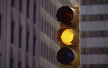 Що означає жовтий сигнал світлофора поки можна йти або вже зупинитися