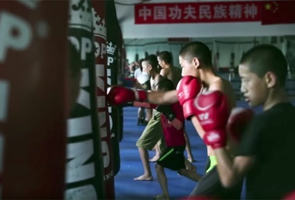 Ceea ce face ca copiii chinezi să meargă la box-urile de lupte subterane și sporturile MMA