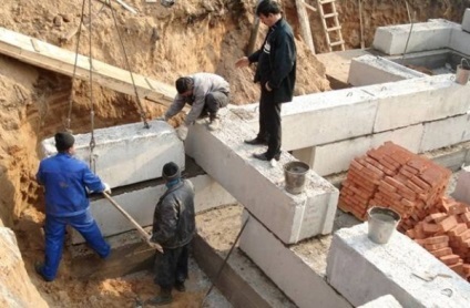 Pardoseala din beton, fundație, construcția unei podele din FBS, o soclu dintr-un bloc de ciment,