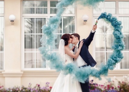 Кольоровий дим у весільній фотосесії