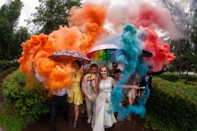 Színes füst egy esküvői fotózásra