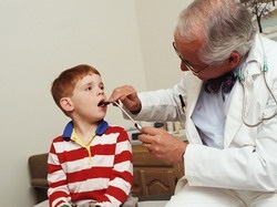 Gyermek fül-orr-otolaryngologist orvoshoz a mo