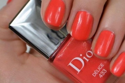 Stratul de gel Dior - finisajul perfect lucios, unghiile frumoase - adăugarea imaginii