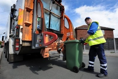 Contractul de îndepărtare a gunoiului și eliminarea lămpilor fluorescente, a unei mașini, a construcției și a solidului