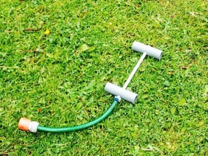 Sprinkler cu mâinile proprii, aparate și o pompă pentru udarea grădinii din rezervor