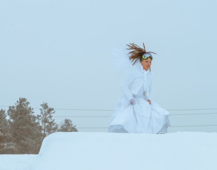 Ekaterinburgii au organizat o sesiune de fotografie de nunta pe snowboarduri