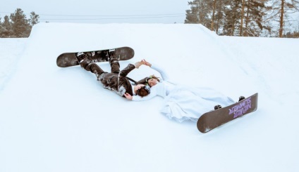 Ekaterinburgii au organizat o sesiune de fotografie de nunta pe snowboarduri