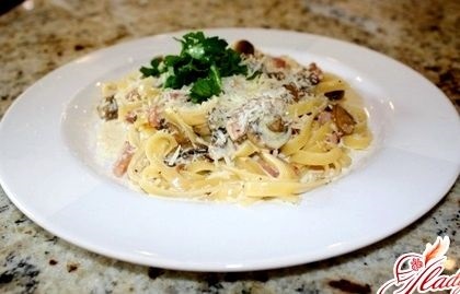 Fettuccine cu pui într-o rețetă cremoasă cu o fotografie, un blog culinar