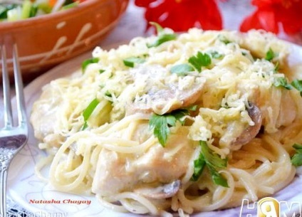 Fettuccine cu pui într-o rețetă cremoasă cu o fotografie, un blog culinar