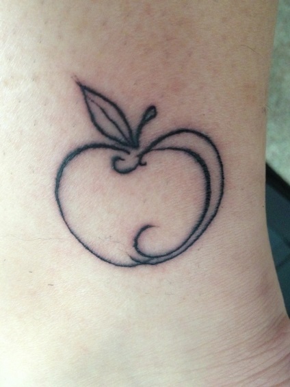 Fotografie și semnificația unui tatuaj de mere