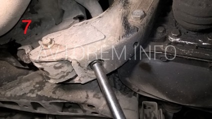 Raportul foto care descrie înlocuirea pernei din spate a motorului auto daewoo lanos, daewoo