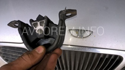 Raportul foto care descrie înlocuirea pernei din spate a motorului auto daewoo lanos, daewoo