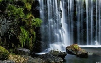 O rama foto cu cascada pe birou