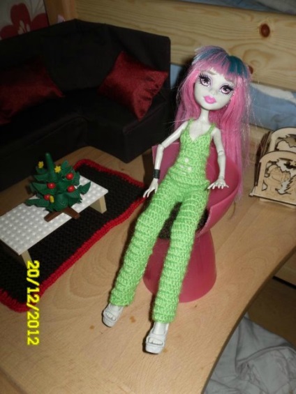 Fényképek házi bútorok Monster High babák