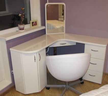 Fotografia unei mese de toaletă pentru un dormitor cu o oglindă, albă