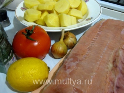 Gorbushka cu roșii și brânză aburată într-o multivarcă